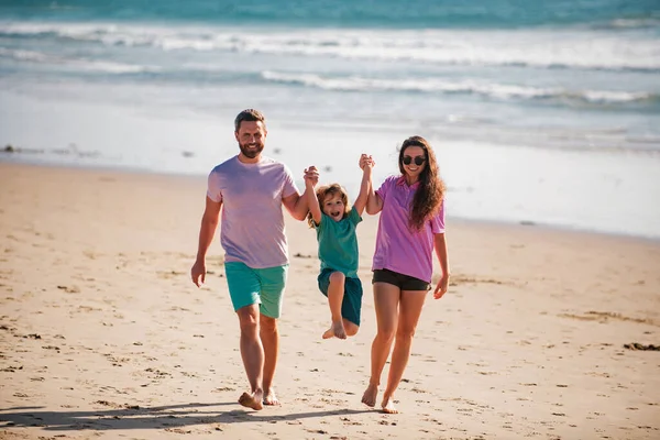 在阳光灿烂的一天 一家人步行到海滩 与子女的暑假 — 图库照片