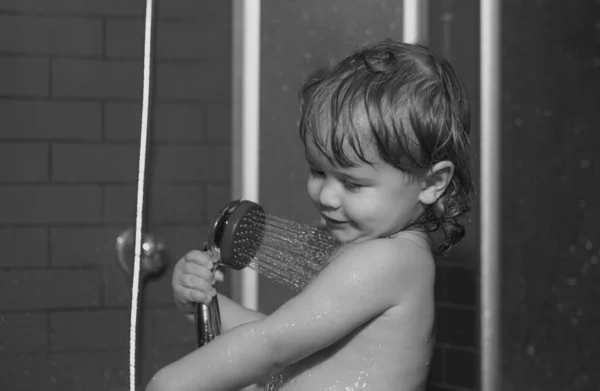 Miúdo Divertir Tomar Banho Bonito Menino Desfrutando Banho Banhado Banheiro — Fotografia de Stock
