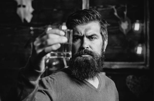 Alkoholist Med Flaska Och Glas Dricka Whisky Natten Retro Bar — Stockfoto