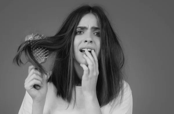 Saç Dökülmesi Sorunu Için Kadın Saçlarını Dağınık Gösteriyor — Stok fotoğraf
