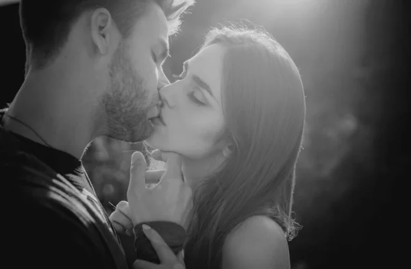 和女人接吻的男人日落时的爱情故事拥抱和亲吻伴侣 — 图库照片
