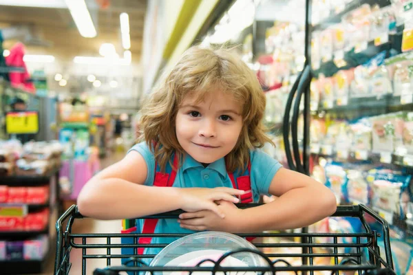 Marketten Alışveriş Sepeti Alan Bir Çocuk Müşteri Çocuk Süpermarketten Ürün — Stok fotoğraf