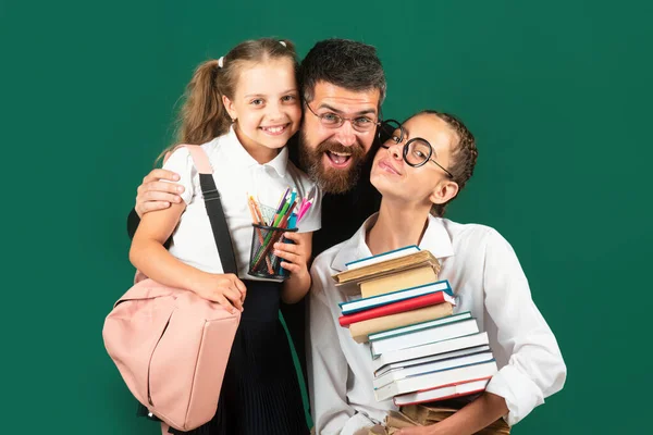 Portrét Otce Školáckých Dcer Objímajících Tabuli Čtení Knihy Psaní Táta — Stock fotografie