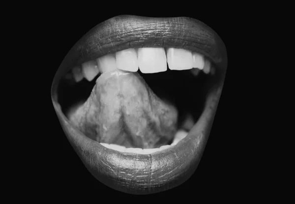 官能的な唇 舌が白い歯をなめる官能的なオープン口 官能的な赤い唇 セクシーな唇 吸います — ストック写真