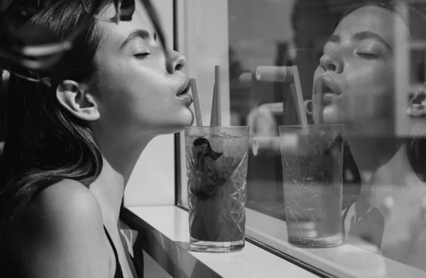 Sensueel Meisje Dat Cocktail Drinkt Alcoholdrankjes Jonge Vrouw Bar — Stockfoto
