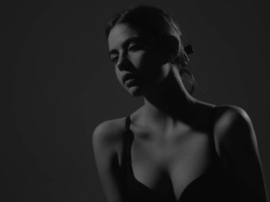 Kırmızı sutyenli şehvetli kız. Siyah sütyenli kadın memesi. Sütyenli kızın seksi göğüsleri. İç çamaşırlı, doğal seksi göğüslü bir kadın.