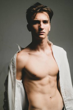 Yakışıklı, kendine güvenen adam. Stüdyoda poz veren ciddi biri.