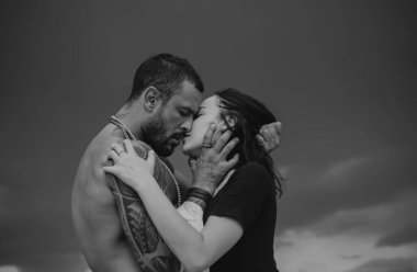 Şehvetli çift öp. Seni seviyorum. İki aşık. Romantik ve aşk. Tutku ve şehvetli öpüşme