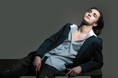 Kameraya bakan şık yakışıklı adam, modacı adam. Zarif giyinmiş seksi erkek manken, erkek modası.