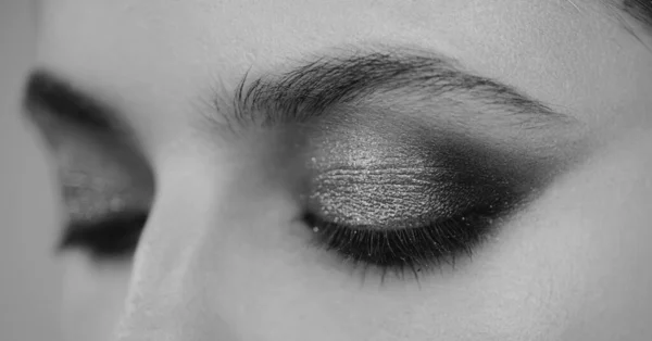 Feche Olhos Mulheres Com Maquilagem Olhos Fumegante Roxo Cintilante Maquiagem — Fotografia de Stock