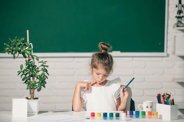 小女孩在学校的教室里用铅笔笔画了一幅彩色的图画 儿童创造性成长 — 图库照片
