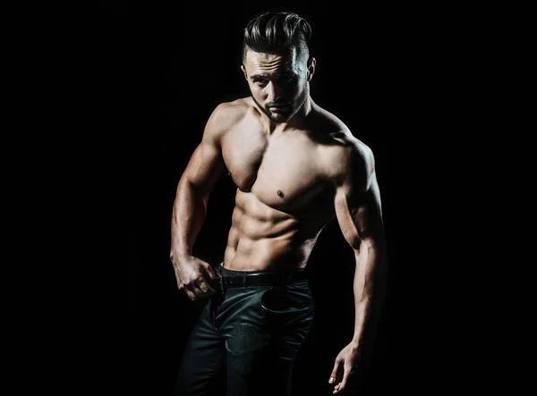 筋肉質の身体と裸の胴を持つセクシーな男 筋肉の無気力な男魅力的な男 アスレチックマンフィットネスモデル — ストック写真