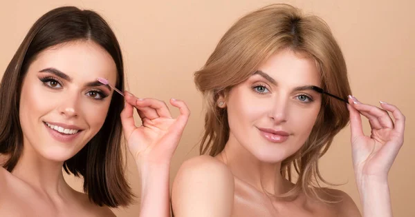 Två Unga Kvinnor Korrigerar Ögonbrynsform Med Pensel Närbild Flickor Med — Stockfoto