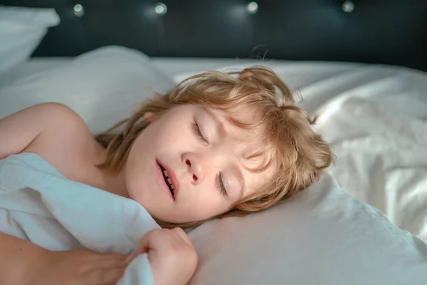 Śpiące Dzieci Łóżku Sześciolatek Śpi Łóżku — Zdjęcie stockowe