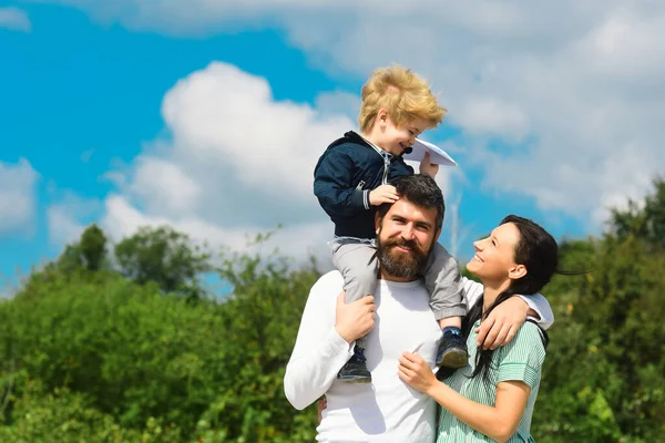 Gelukkige Familie Moeder Vader Kind Met Speelgoed Papier Vliegtuig Gelukkig — Stockfoto