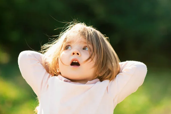 Verrast Kind Meisje Groen Gras Het Voorjaar Gazon Kleine Kinderen — Stockfoto
