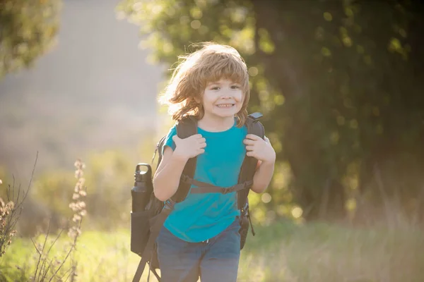 Dağlarda Sırt Çantasıyla Gezen Sevimli Bir Çocuk Tepelerin Arkasında Çocuk — Stok fotoğraf