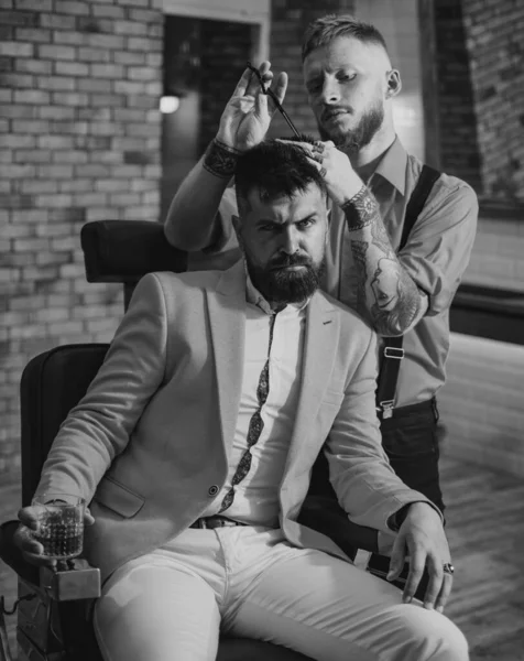 Hombre Visitando Peluquero Peluquería Peluquero Profesional Barbería Interior Barber Shaves —  Fotos de Stock