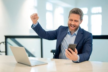 Kızgın işadamı ofiste telefonda sohbet ediyor. Üzücü, takım elbiseli iş adamı telefonu kullanıyor. Stresli ofis çalışanı telefonda davaları çözer. Stresli menajer konuşma telefonu. CEO stresli.