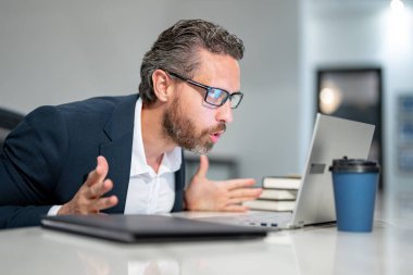 Modern ofis. Laptop kullanan, uzaktan kumandalı, internette e-ticaret yapan iş adamına şaşırdım. Finans denetçisi. Yönetim kurulu başkanının iş fikri var. İş dünyası