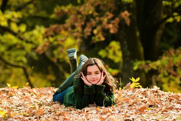 Sonbahar Akçaağaç Yaprakları Arasında Uzanan Tatlı Bir Genç Kız Sonbahar — Stok fotoğraf