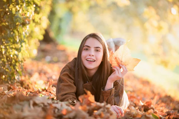 Mladá Žena Podzimním Parku Teplé Slunečné Počasí Podzimní Koncept Dobrý — Stock fotografie