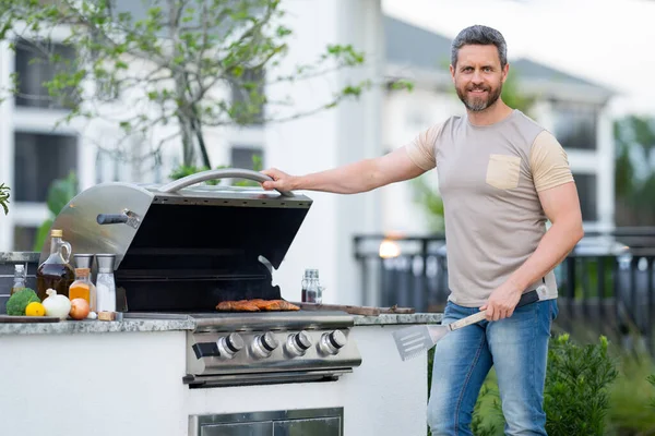 Immagine Ritagliata Bell Uomo Sta Facendo Barbecue Grill All Aperto — Foto Stock