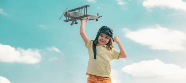 自由と子供たちの夢 未来の子供の夢 子供のパイロットの夢 子供の夢のコンセプト ブロンドのかわいい空想家の子供が飛ぶことを夢見ている 夢と想像力 創造的な子供は飛ぶことを夢見て — ストック写真