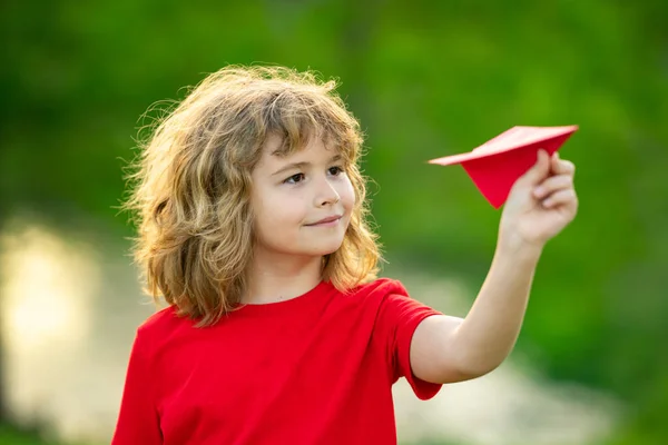 Веселый Мальчик Мечтает Стать Летчиком Играющим Бумажный Самолет Открытом Воздухе — стоковое фото