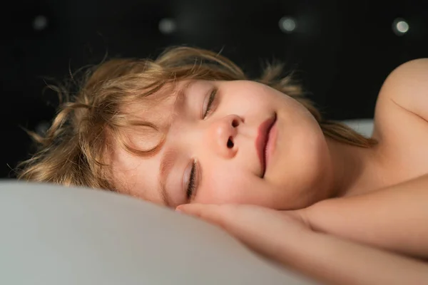Leende Barn Sover Sängen Sov Gott Vit Kudde Små Ängladrömmar — Stockfoto