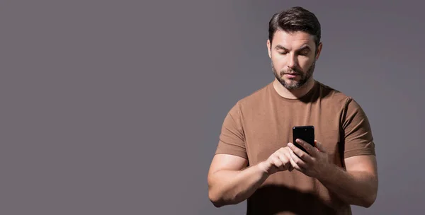 Orang Bisnis Yang Puas Berbicara Telepon Promo Aplikasi Mobile Pengusaha — Stok Foto