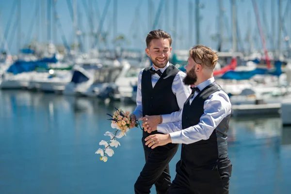 Gay Avec Partenaire Avec Soin Amour Près Yacht Couple Gay — Photo