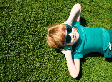 Kulaklık takmış, müzik dinleyen tatlı bir çocuk.