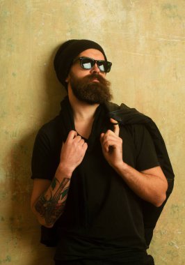 Acımasız bir adam, yakışıklı, ciddi bir erkek model. Sakallı hippi.