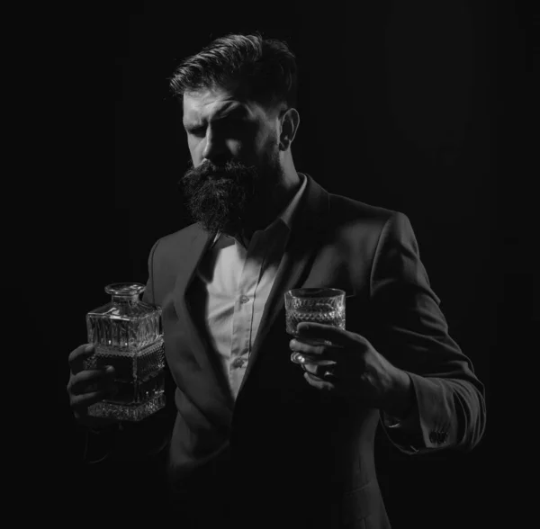 Bartender Läder Förkläde Med Whisky Cocktail Glas Hipster Med Skägg — Stockfoto