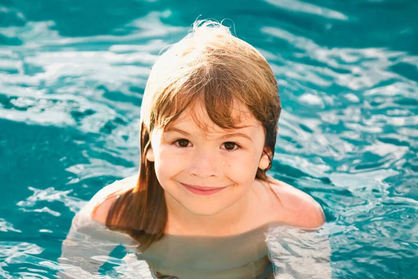Portret Małego Chłopca Pływającego Morzu Dzieciak Śmiejący Się Wodzie Fal — Zdjęcie stockowe
