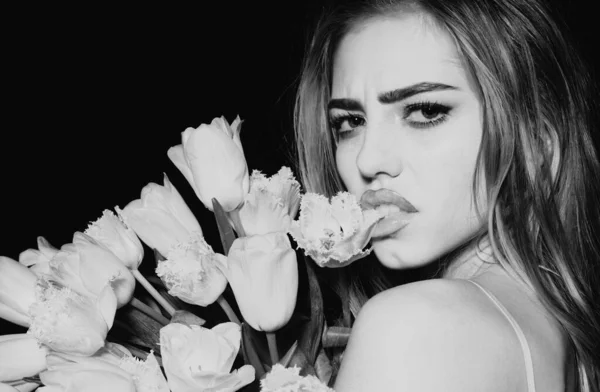 Porträtt Sexig Sensuell Ung Kvinna Med Blommor Ansiktet Nära Håll — Stockfoto