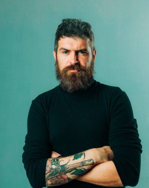 Gri stüdyodaki sakallı yakışıklı adamın portresi.