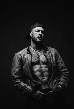 Çıplak gövdeli seksi erkek model. Moda adamı.