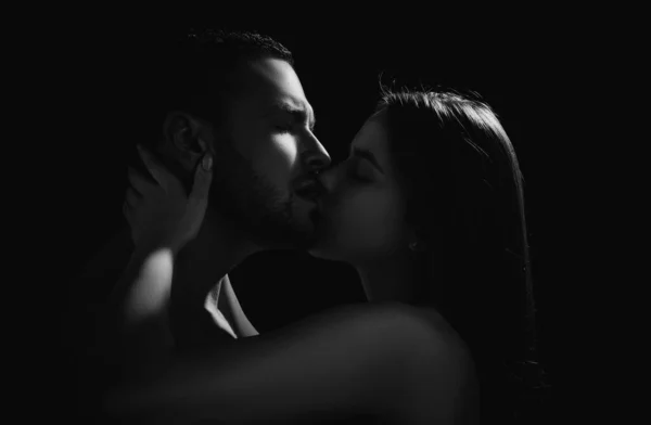 Close Jovem Casal Romântico Está Beijando — Fotografia de Stock