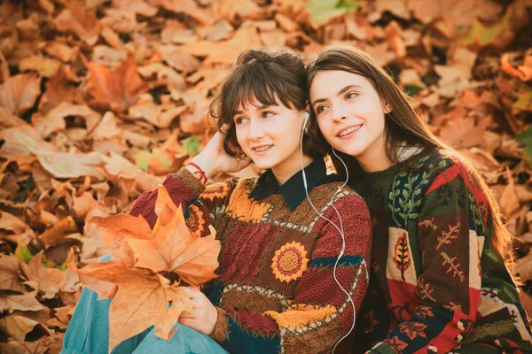 Dos Chicas Divirtiéndose Parque Hermosas Chicas Jóvenes Con Pelo Largo — Foto de Stock