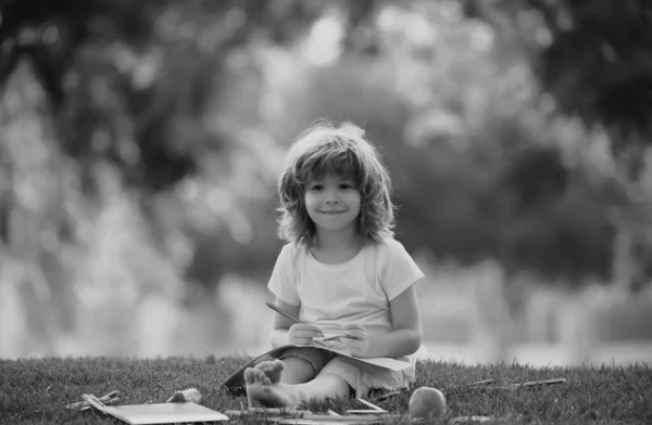 학교로 돌아가서 아이들의 시간을 보냅니다 아이는 공원에서 배우고 있습니다 — 스톡 사진
