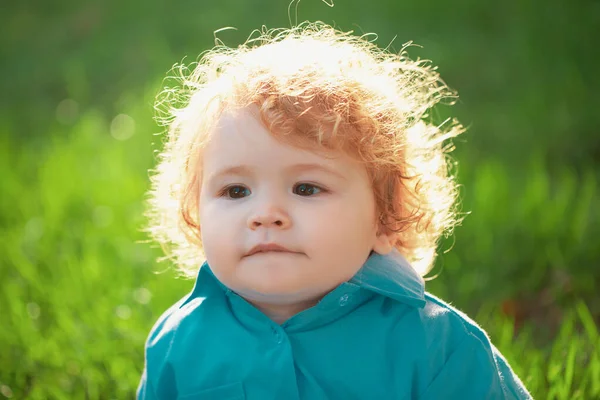 Feche Retrato Bebê Loiro Dia Ensolarado Engraçado Crianças Rosto Verão — Fotografia de Stock