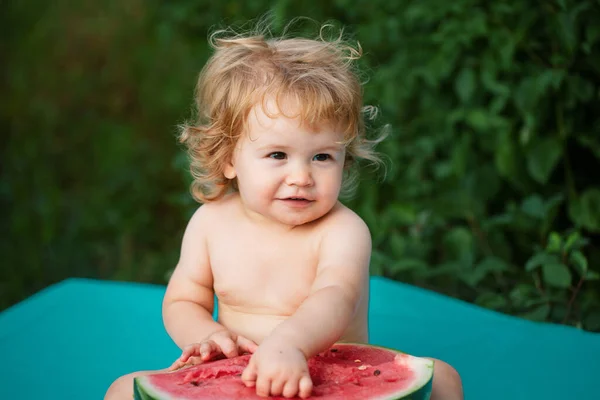 Bebé Comendo Melancia Vermelha Jardim Sentado Grama Criança Comendo Melancia — Fotografia de Stock