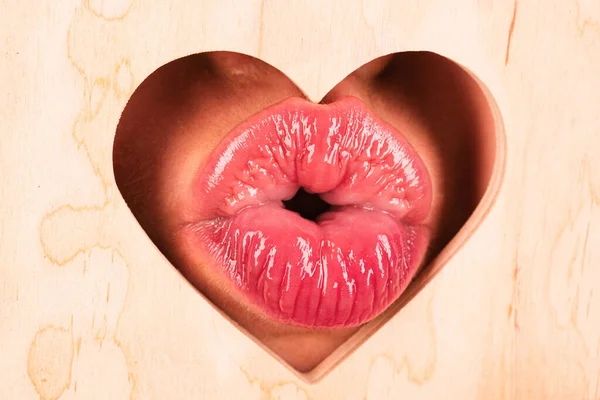 性感女人用亲吻张开嘴 红唇和光滑的唇彩亲吻 舌头和性感 宏观与美丽的嘴 性感的吻 一个年轻女人性感的唇 — 图库照片