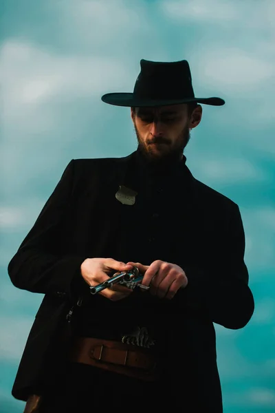 Siyah Takım Elbiseli Kovboy Şapkalı Bir Kovboy Vahşi Batı Silahları — Stok fotoğraf