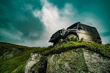 Off road arabası. Ormanda aşırı off road turu. Dağ yolunda offroad araba. Çamurlu yolda sıçramaları ile su geçiş Klasik 4x4 araba