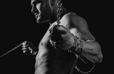 Zincirli adam. Çıplak gövdeli genç bir sporcu.