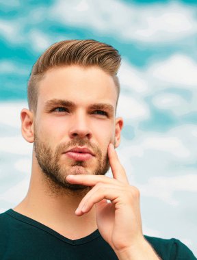 Problemin çözümü. Çekici bir adam bir sorundan kurtulur, bir fikir üretir. İzole edilmiş arkaplan