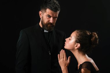 Din kutsaldır. Baştan çıkarıcı keşiş. Rahip günahı. Kilise papazı ve seksi kadın rahibe.